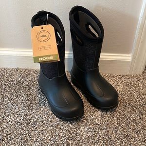 Size 12 kids Bogs. Brand New - still has tags - never worn